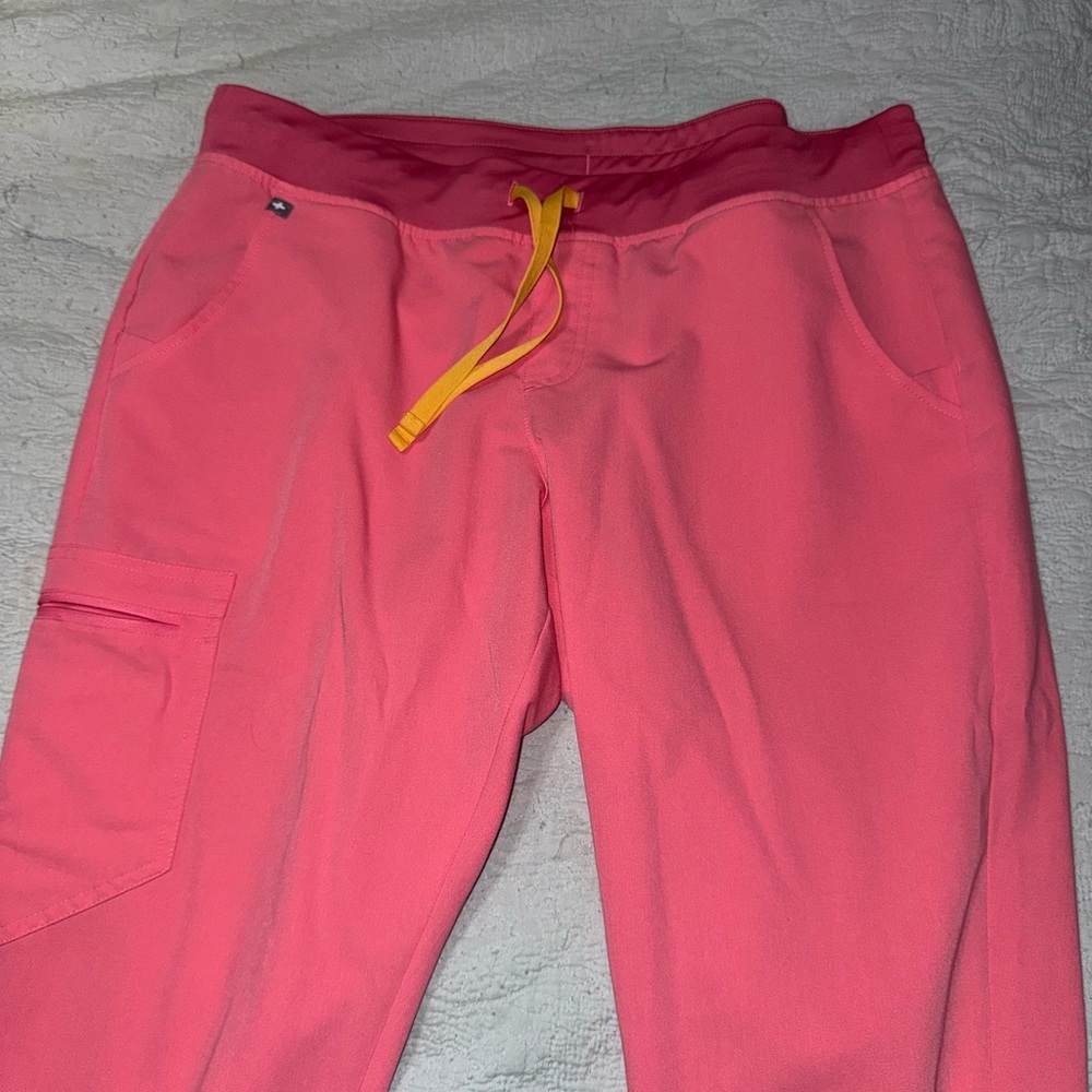 Figs Zamora jogger scrub pants- PETITE